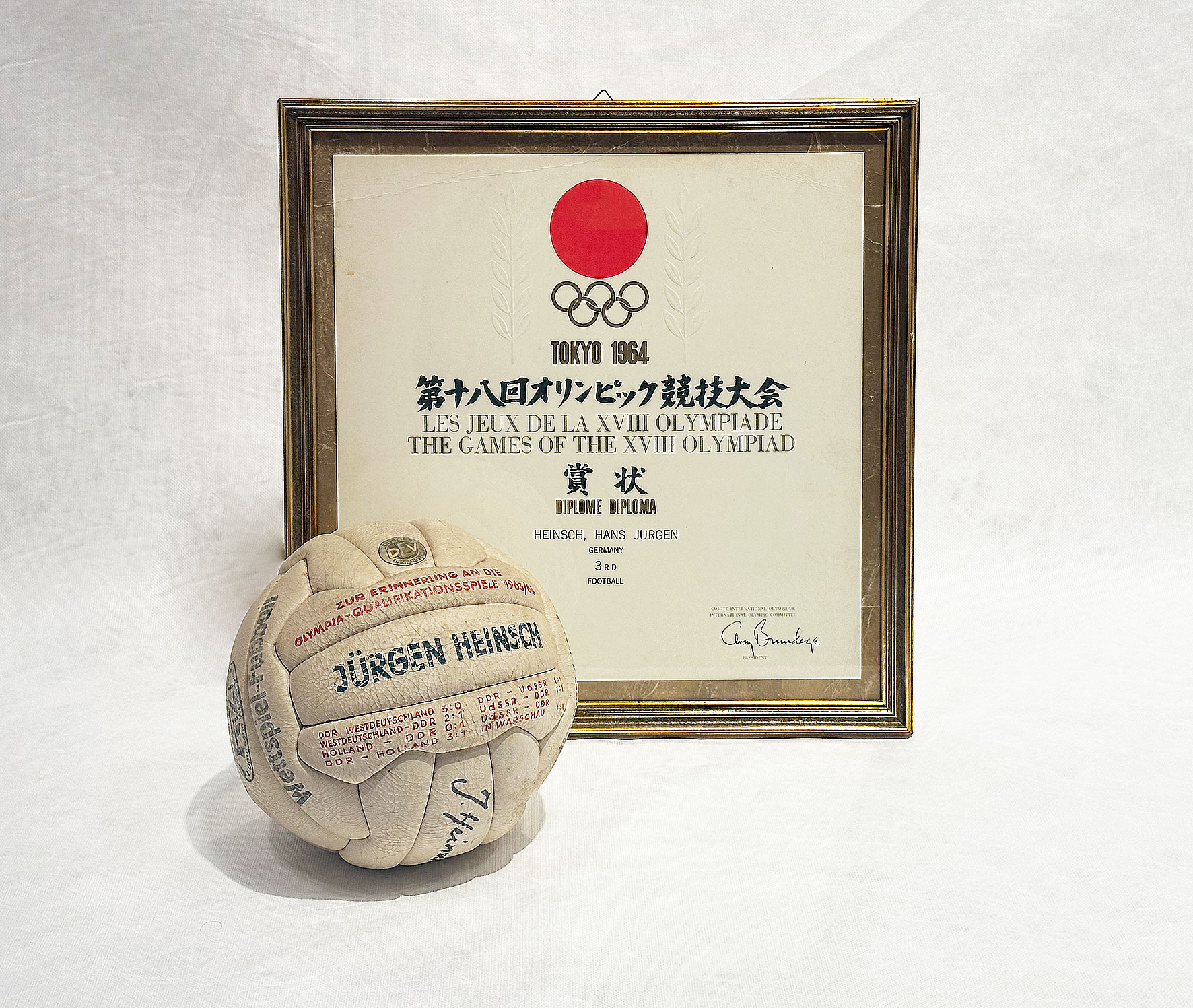 Original Fußball und Original Urkunde der
Olympischen Spiele in Tokyo von
Jürgen Heinsch, 1964
Leihgeberin Edelgard Heinsch
Foto: Kunsthalle Rostock