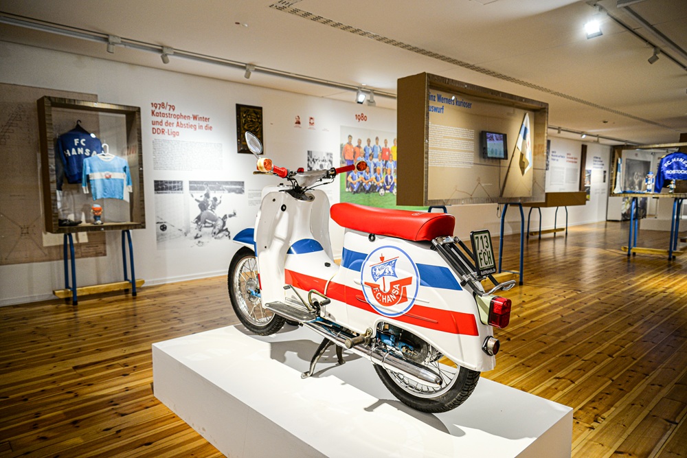 Blick in die Ausstellung - Originaltrikot aus Kinderzeiten von Rainer Jarohs sowie 