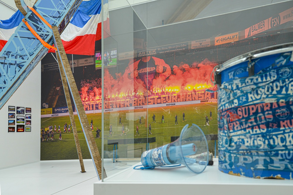 Blick in den White Cube - Geschichte zur Fankultur 
Foto: Kunsthalle Rostock