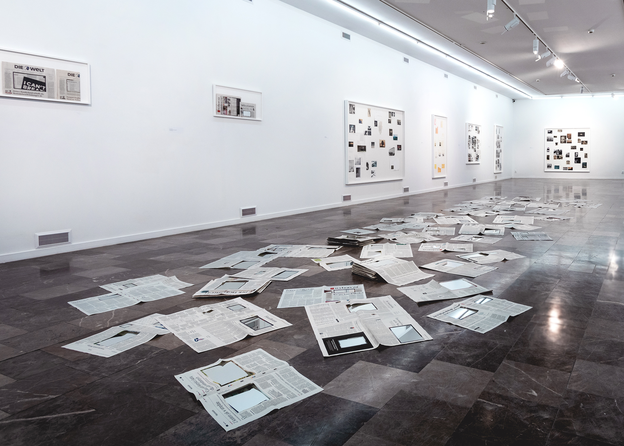 Titel: Auf dem Boden: Roland Schefferski, Installation Un-sichtbarmachung (Detail),
An den Wänden: Sladjan Nedeljkovic, Constellations, Nationalmuseum Stettin, 2022, Foto: MichałłWojtarowicz