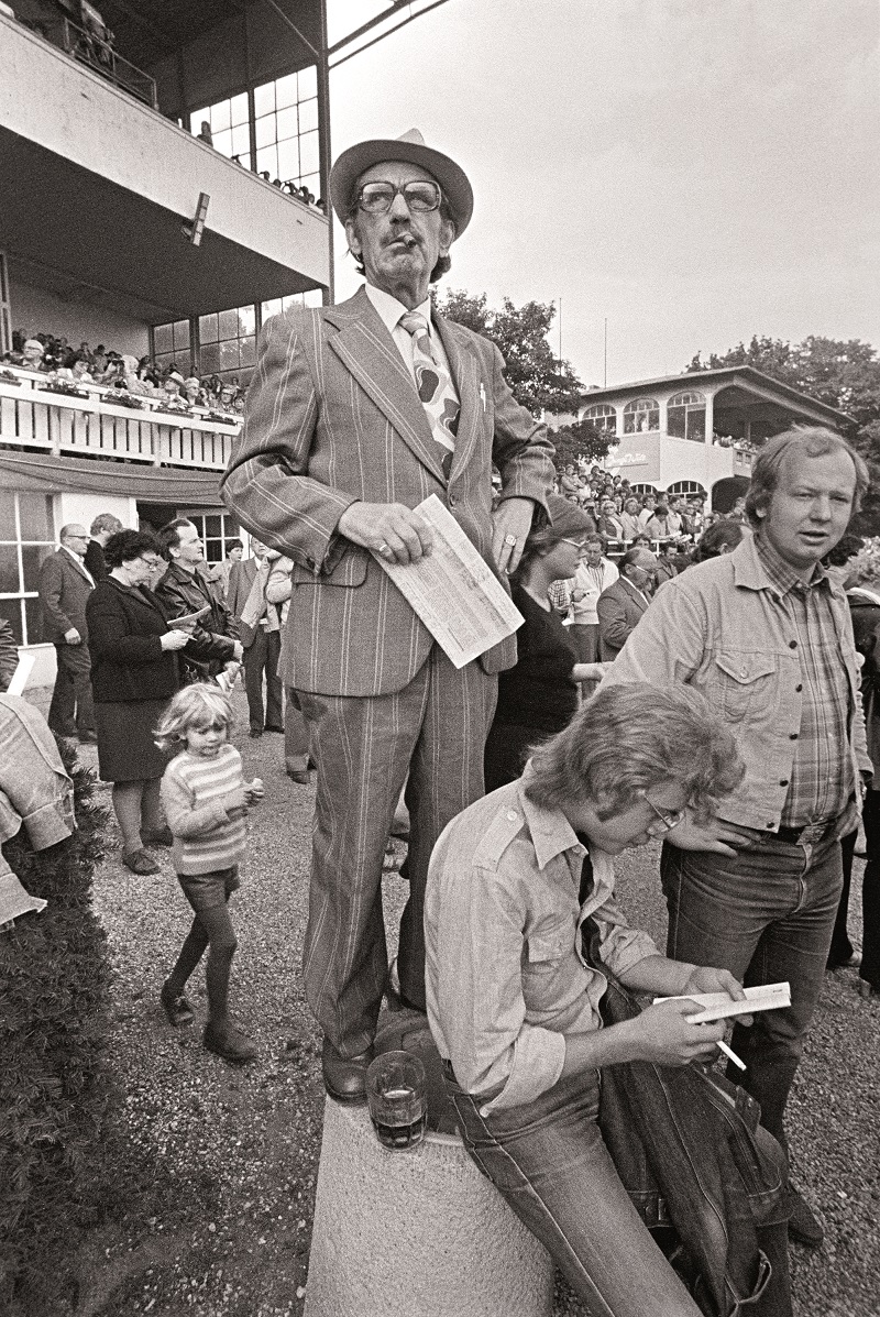 Renntage - Menschen auf der Trabrenn­ bahn (Ost-)Berlin-Karlshorst, 1975-76/ 1979, Fotografie und Copyright: Diet­ mar Riemann