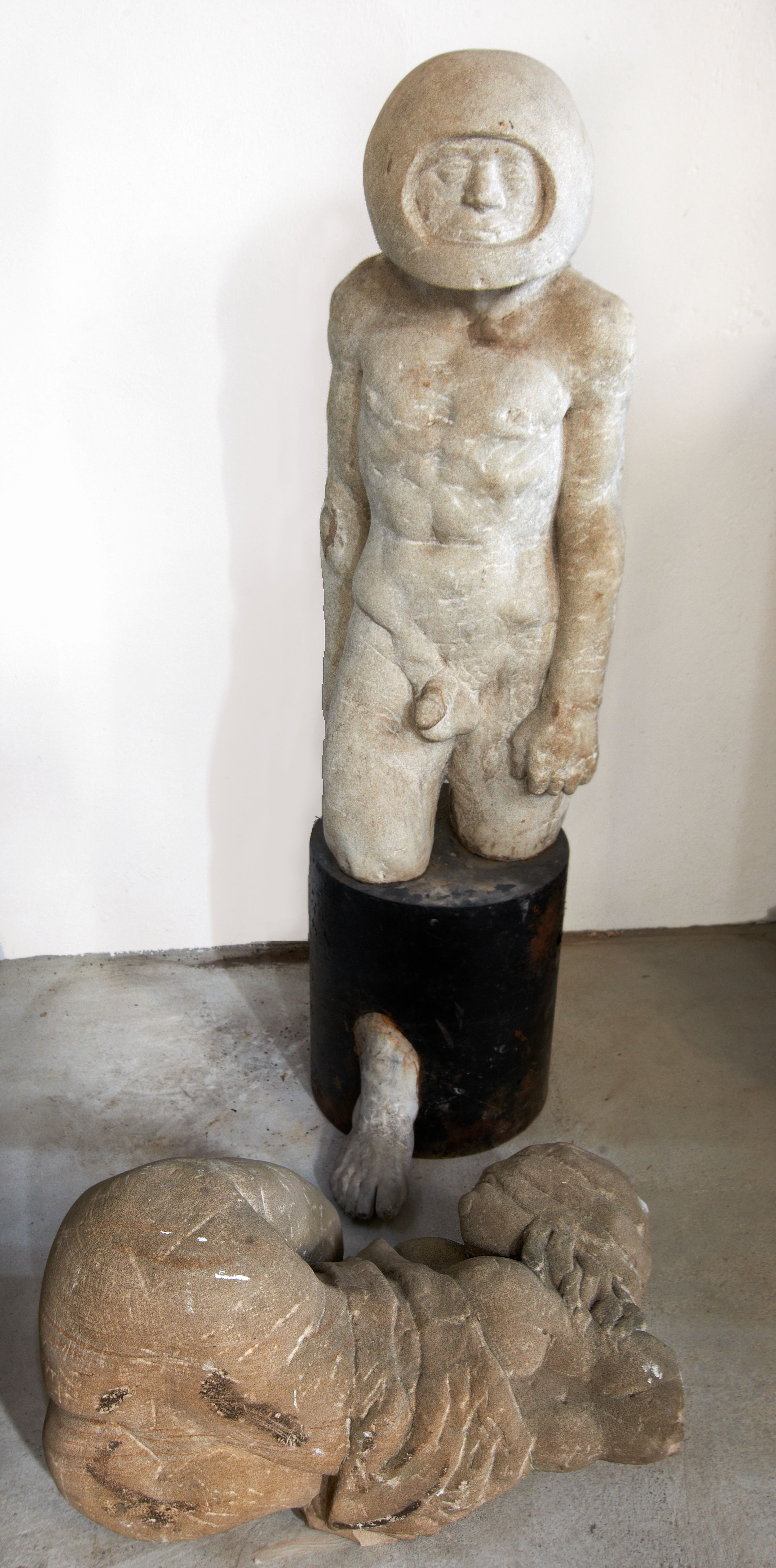 Richard Heß: Sieger und Opfer, 1973, Marmor, Eisen, Sandstein, zweiteilig, 158 x 46 x 138 cm, Skulpturensammlung Kunsthalle © Fotos Thomas Häntzschel, Frank Hormann/ Fotoagentur nordlicht Rostock